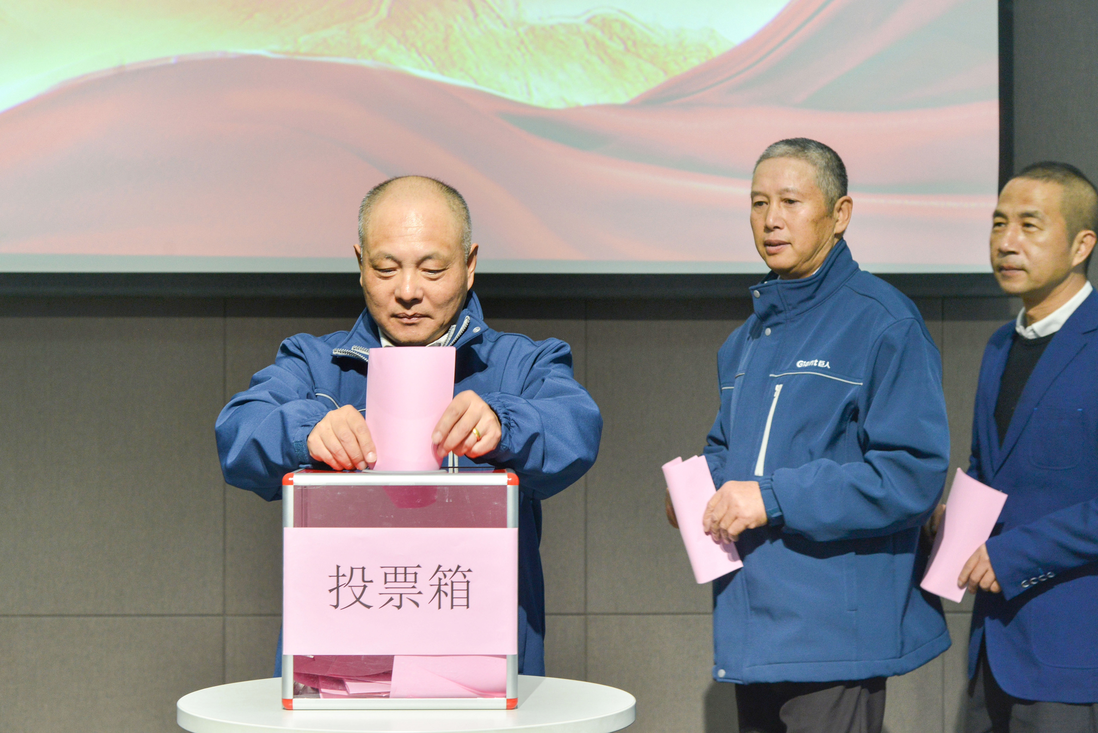 共建幸福家園 同創(chuàng)美好明天——巨人集團(tuán)第十一屆職代會(huì)召開(kāi) 共建幸福家園 同創(chuàng)美好明天——巨人集團(tuán)第十一屆職代會(huì)召開(kāi)