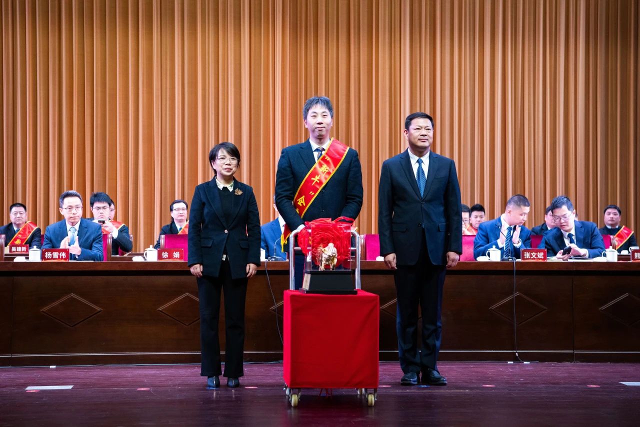 開(kāi)門紅 | 巨人集團(tuán)獲區(qū)多項(xiàng)表彰 開(kāi)門紅 | 巨人集團(tuán)獲區(qū)多項(xiàng)表彰