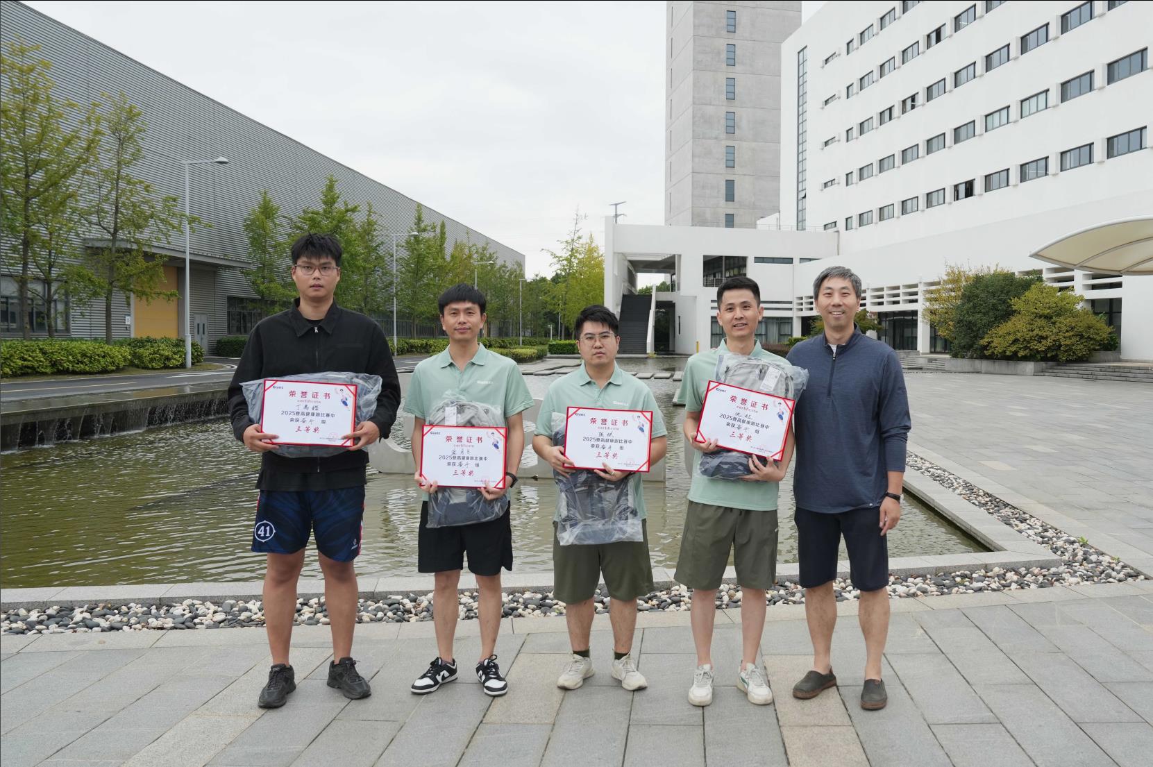 塔下再聚首 攀登勢正雄——巨龍電梯試驗塔第六屆登高跑開賽 塔下再聚首 攀登勢正雄——巨龍電梯試驗塔第六屆登高跑開賽