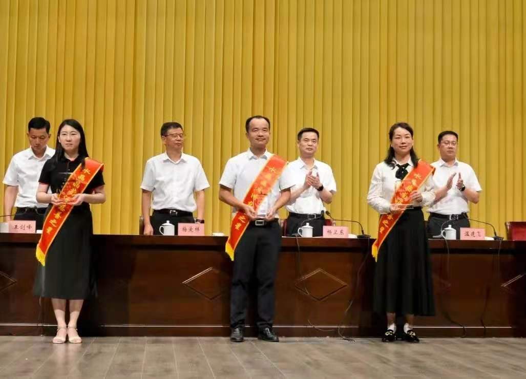 ▲巨人集團(tuán)榮獲“五星級水晶晶南潯慈善之星”獎(jiǎng)